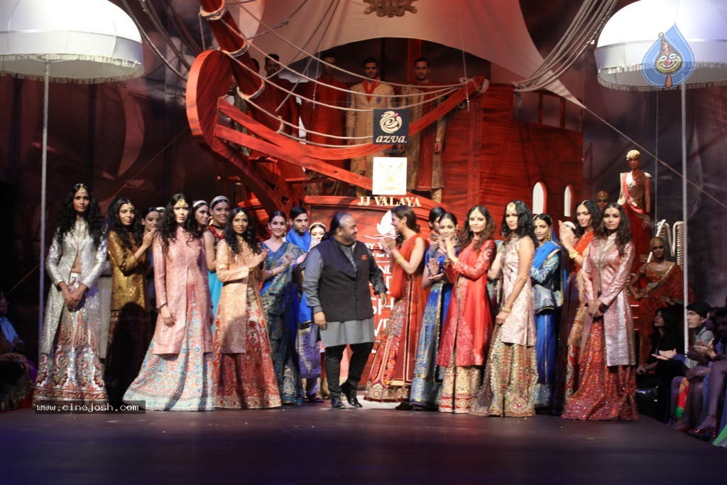 Bolly Celebs Walks the Ramp at AVIBW - 84 / 101 photos