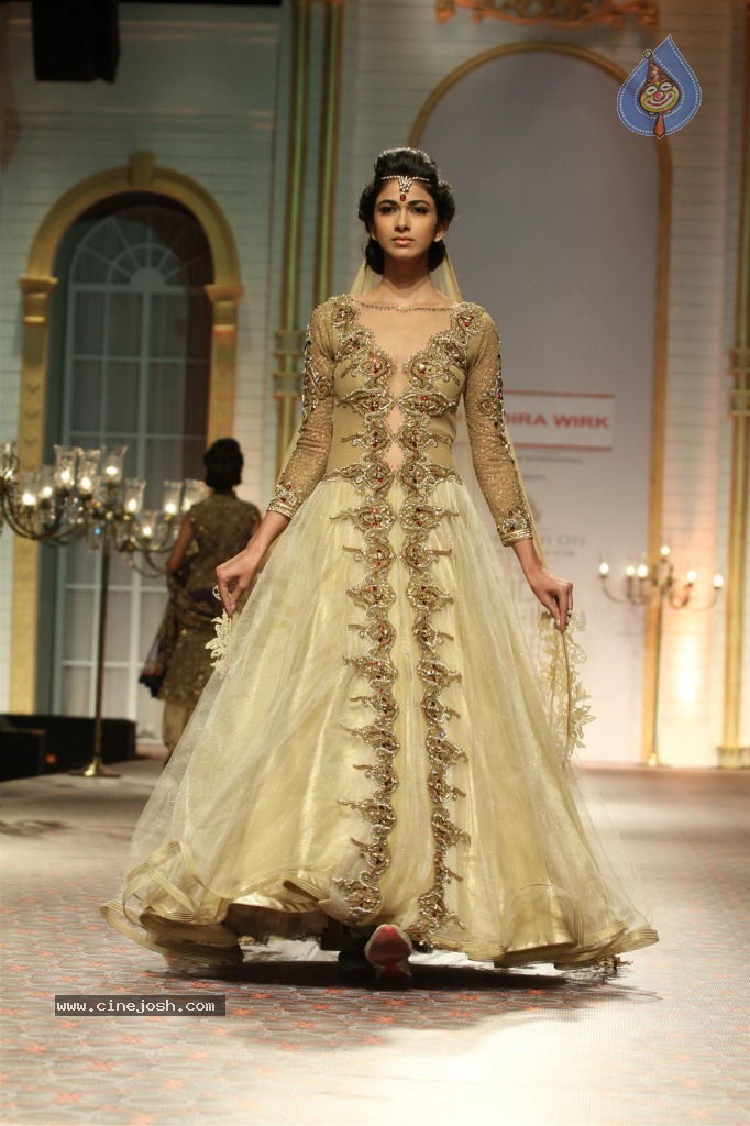 Bolly Celebs Walks the Ramp at AVIBW - 85 / 101 photos