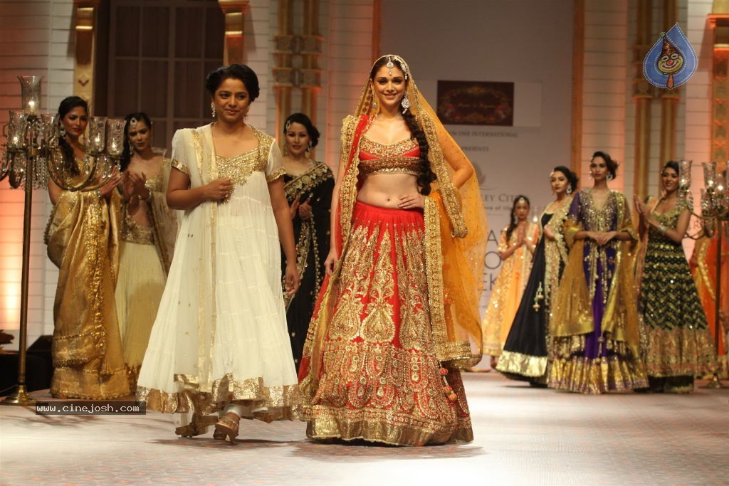 Bolly Celebs Walks the Ramp at AVIBW - 90 / 101 photos