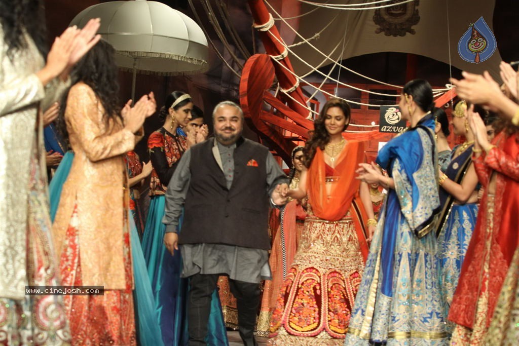 Bolly Celebs Walks the Ramp at AVIBW - 93 / 101 photos