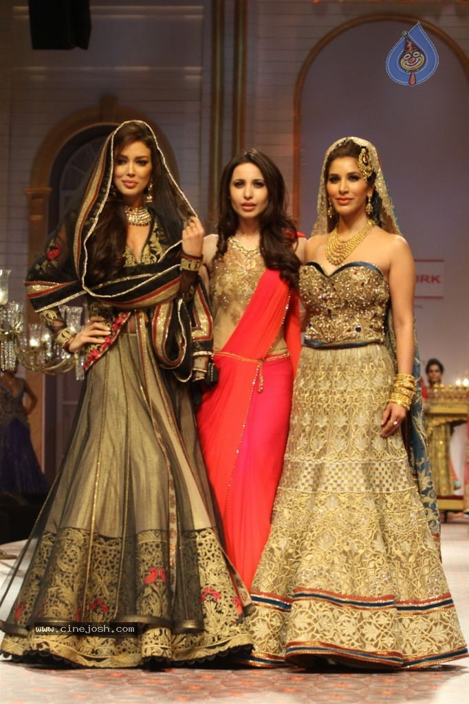 Bolly Celebs Walks the Ramp at AVIBW - 97 / 101 photos
