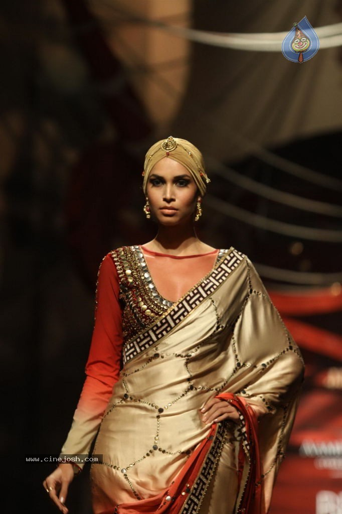 Bolly Celebs Walks the Ramp at AVIBW - 99 / 101 photos