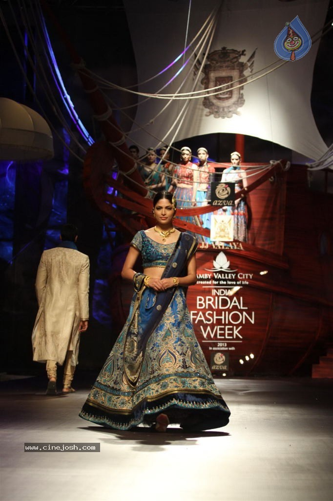 Bolly Celebs Walks the Ramp at AVIBW - 100 / 101 photos