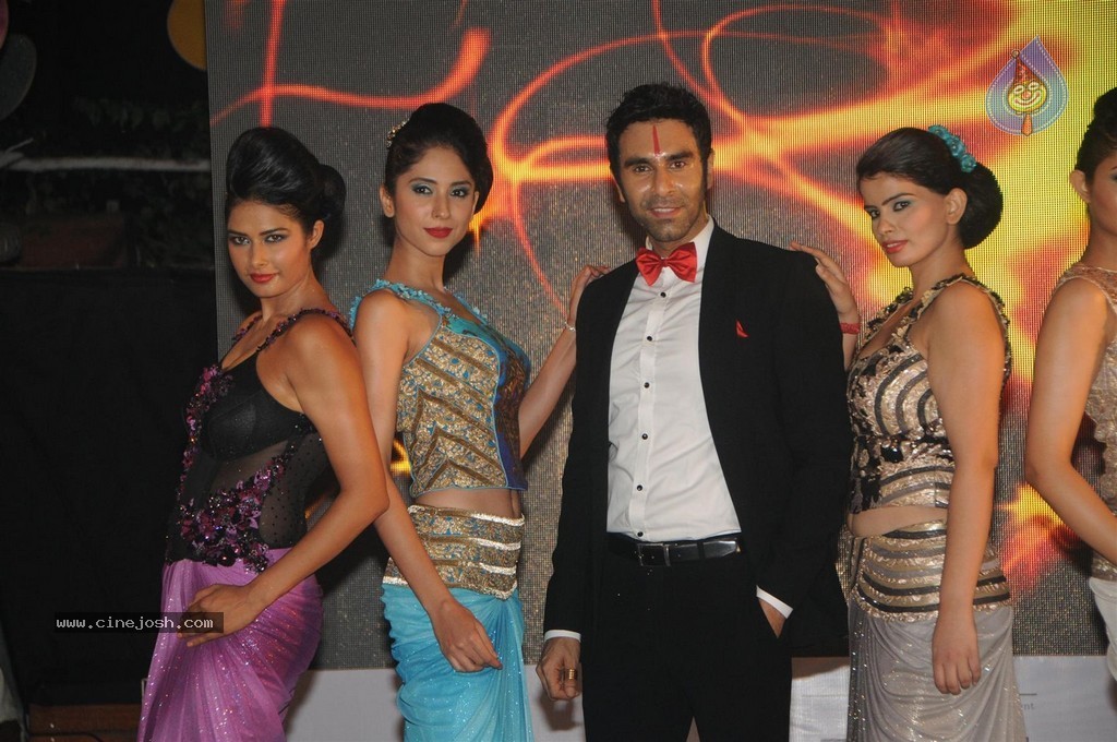 Bolly Celebs Walks the Ramp at Club Wear Fashion Show - 15 / 123 photos