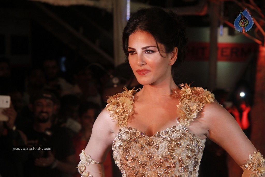 Bolly Celebs Walks the Ramp at Club Wear Fashion Show - 21 / 123 photos