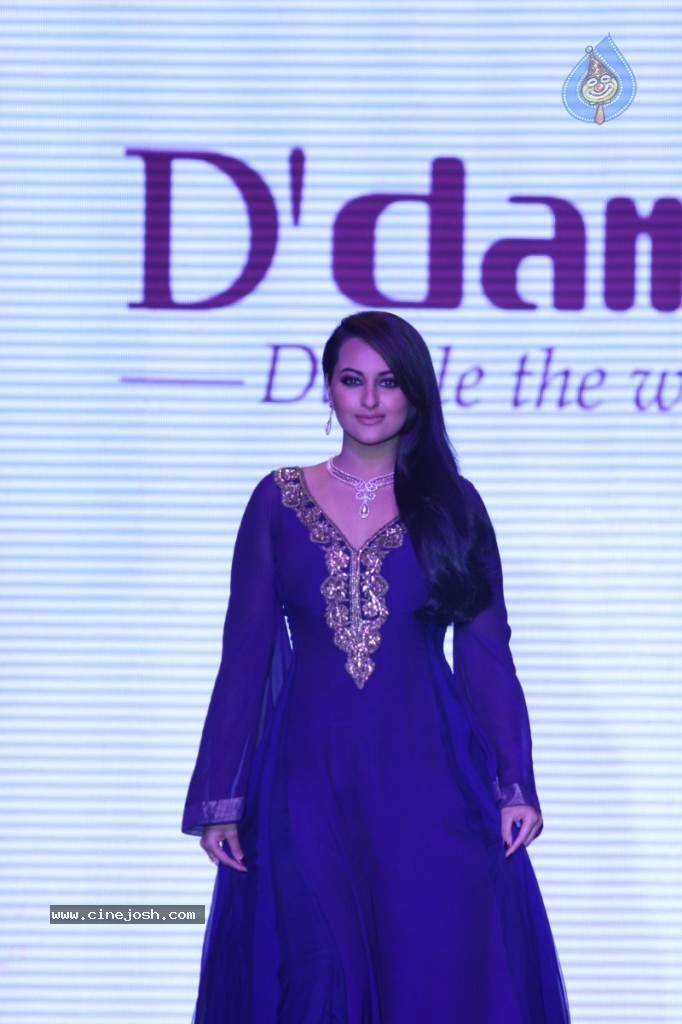 Bolly Celebs Walks the Ramp at IIJW - 2 / 152 photos