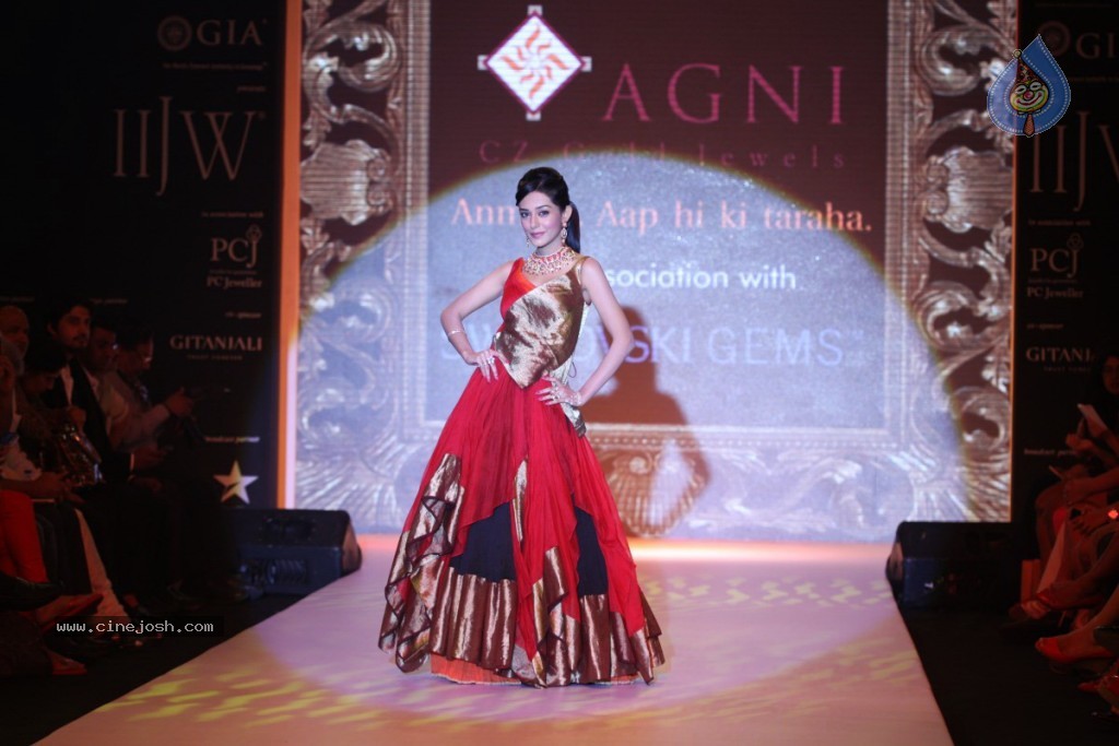 Bolly Celebs Walks the Ramp at IIJW - 19 / 152 photos