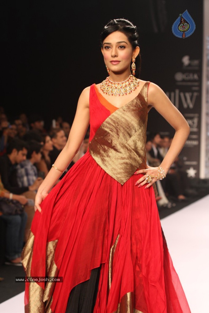 Bolly Celebs Walks the Ramp at IIJW - 63 / 152 photos