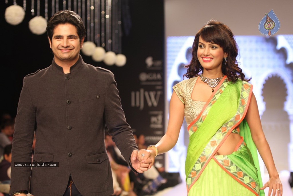 Bolly Celebs Walks the Ramp at IIJW - 64 / 152 photos