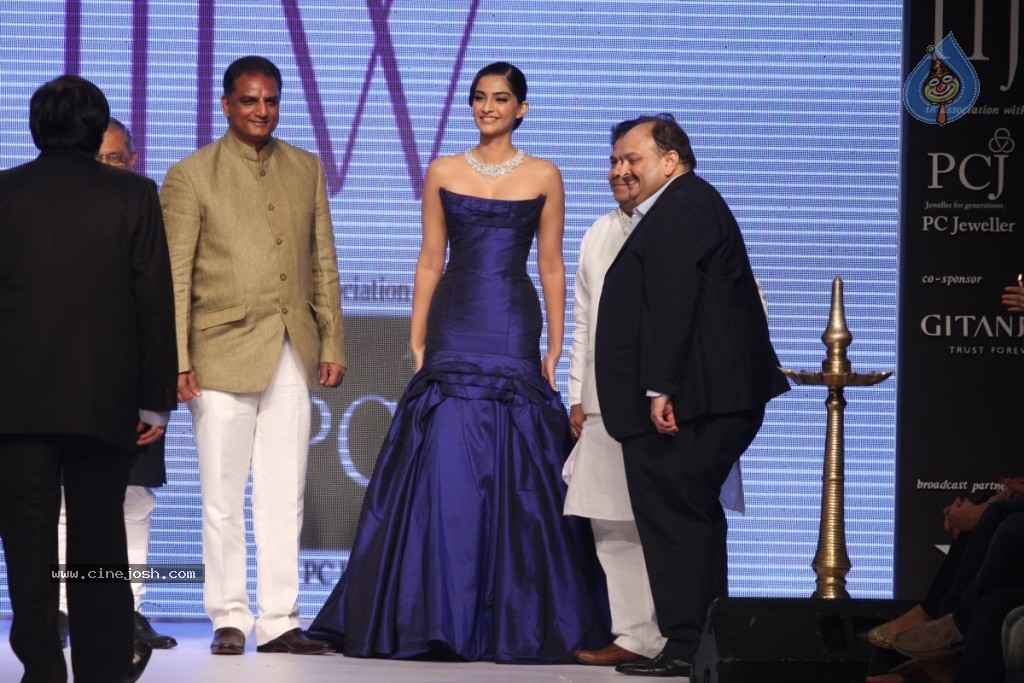 Bolly Celebs Walks the Ramp at IIJW - 68 / 152 photos