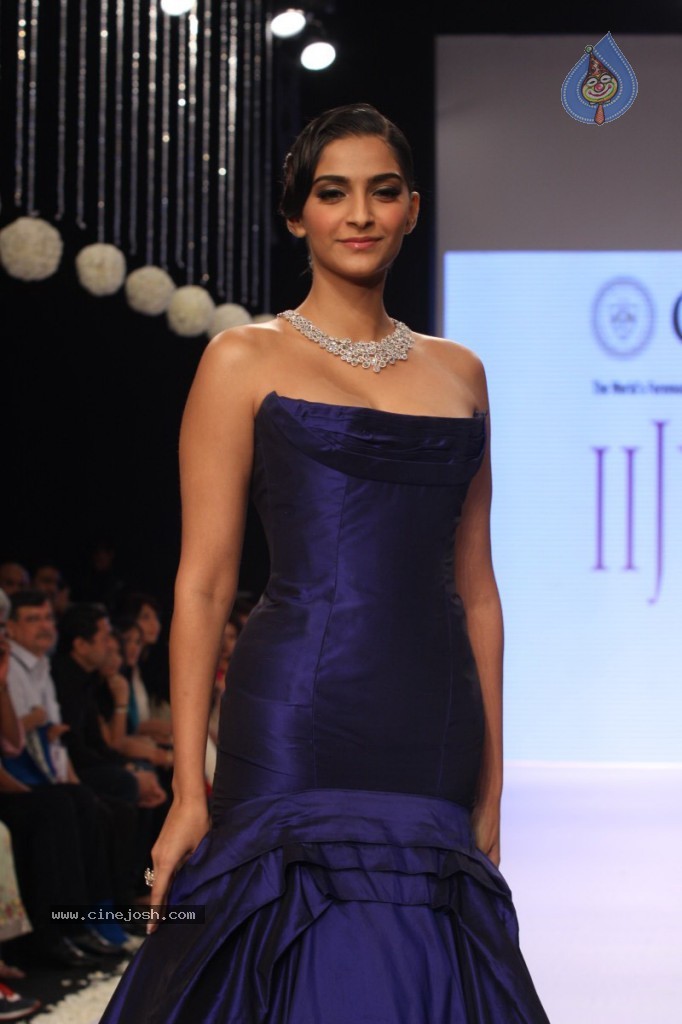 Bolly Celebs Walks the Ramp at IIJW - 70 / 152 photos