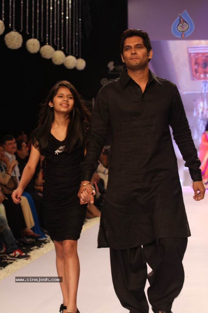 Bolly Celebs Walks the Ramp at IIJW - 71 / 152 photos
