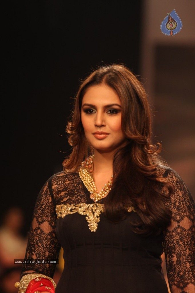 Bolly Celebs Walks the Ramp at IIJW - 72 / 152 photos