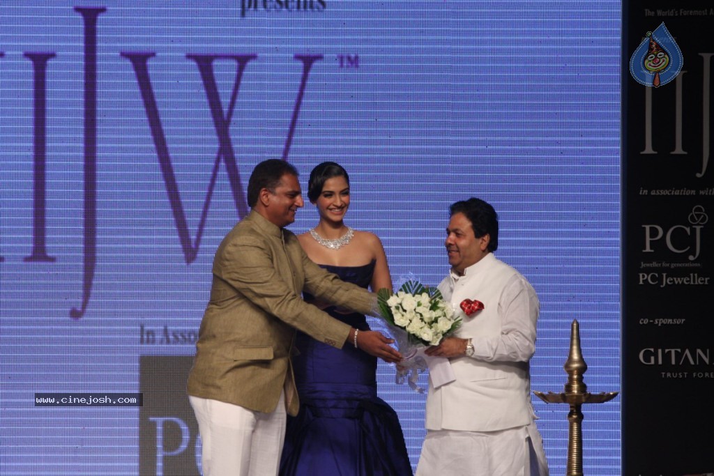 Bolly Celebs Walks the Ramp at IIJW - 74 / 152 photos