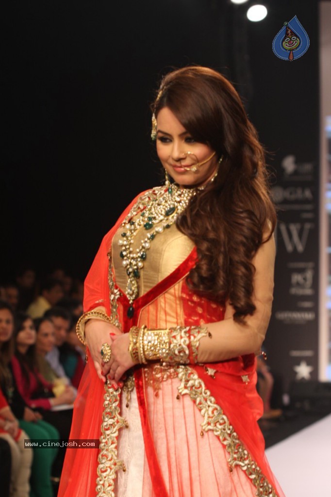 Bolly Celebs Walks the Ramp at IIJW - 80 / 152 photos