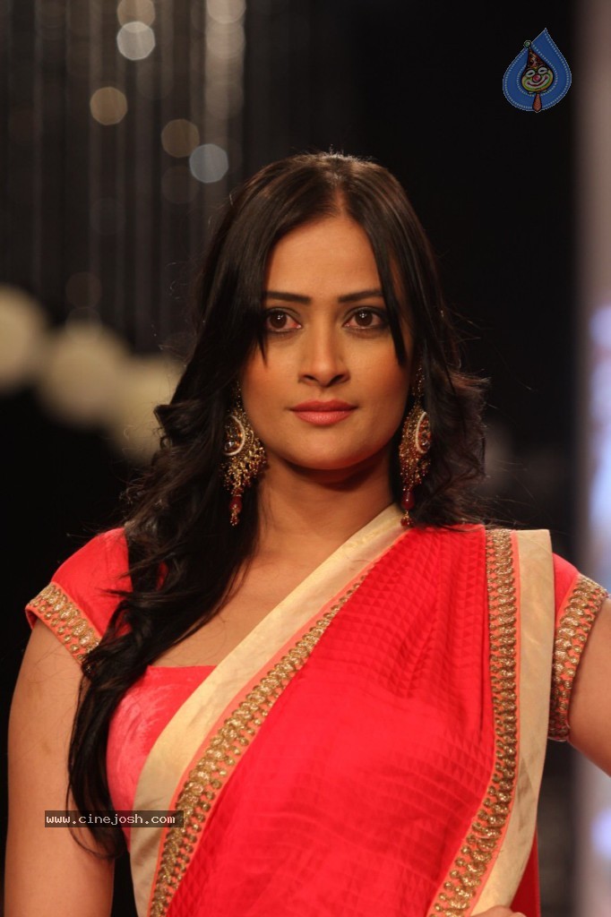 Bolly Celebs Walks the Ramp at IIJW - 83 / 152 photos