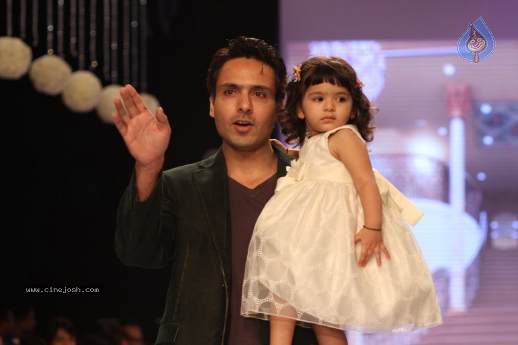 Bolly Celebs Walks the Ramp at IIJW - 84 / 152 photos