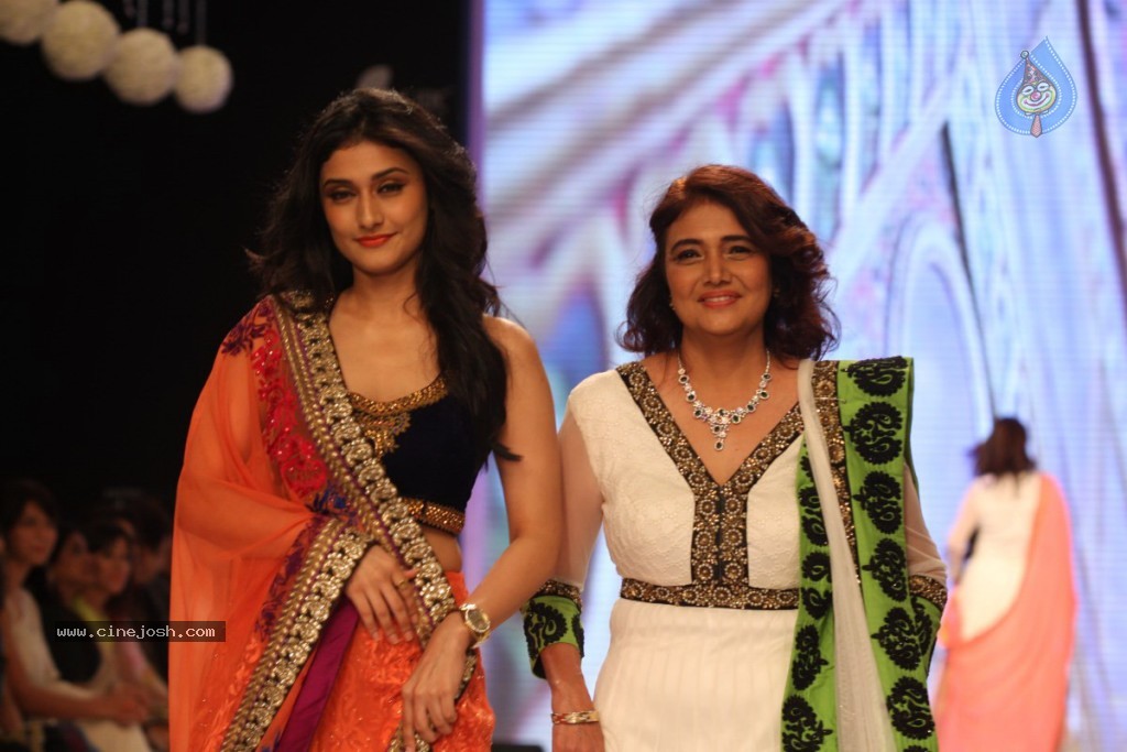 Bolly Celebs Walks the Ramp at IIJW - 92 / 152 photos
