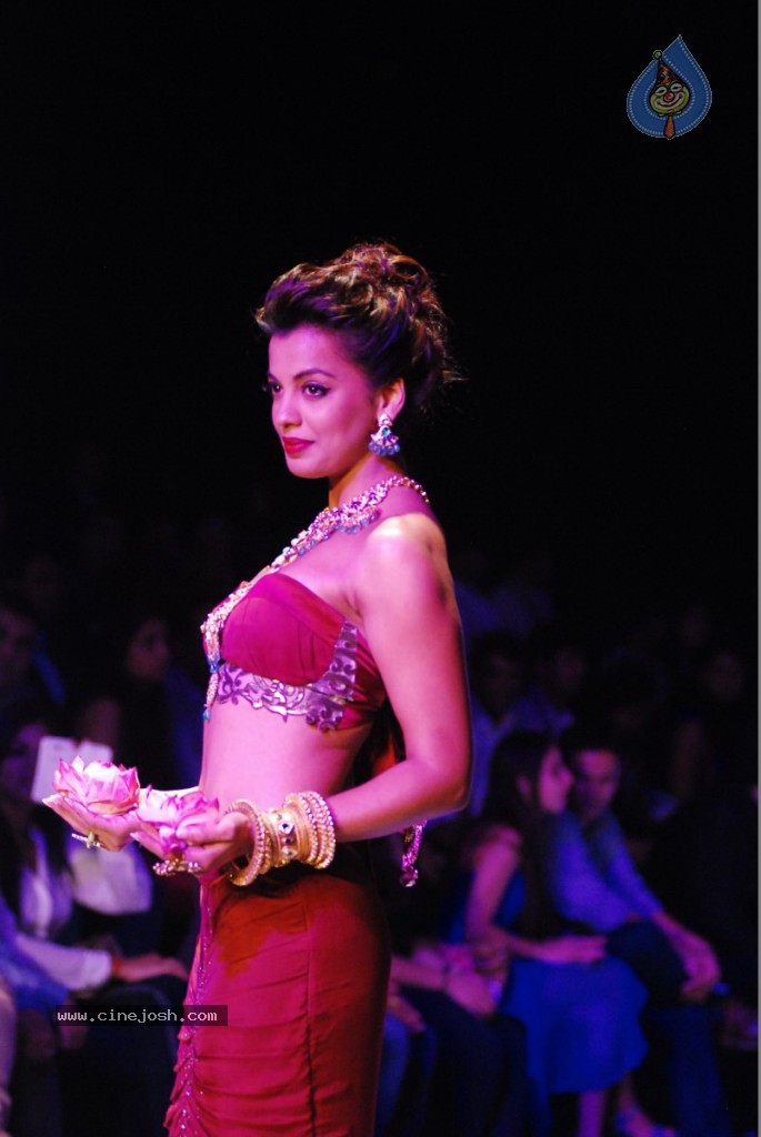 Bolly Celebs Walks the Ramp at IIJW - 111 / 152 photos