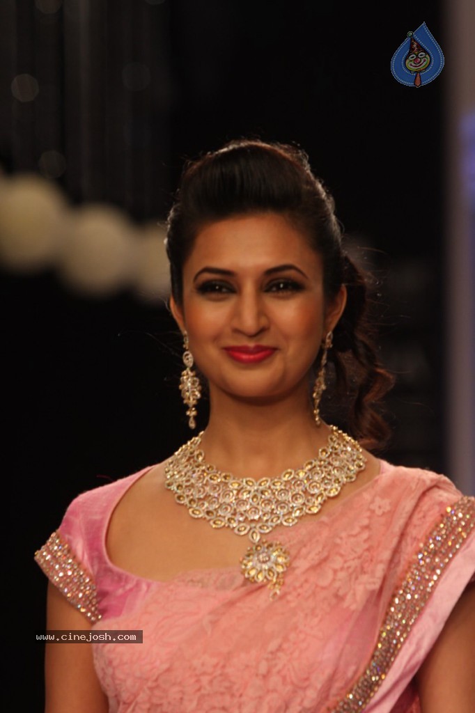Bolly Celebs Walks the Ramp at IIJW - 119 / 152 photos