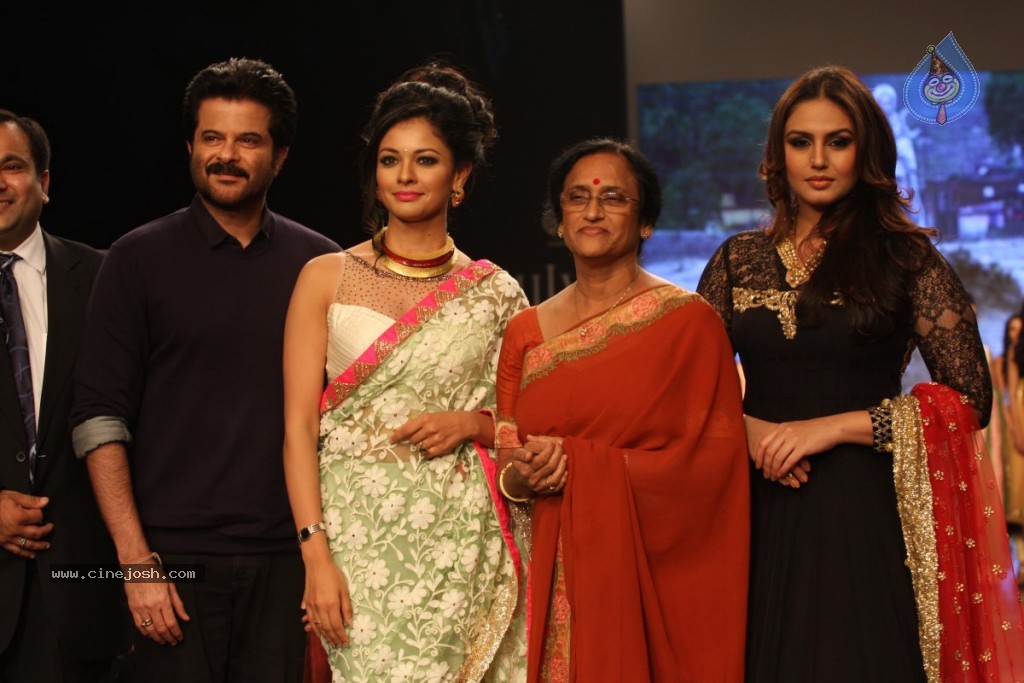 Bolly Celebs Walks the Ramp at IIJW - 121 / 152 photos