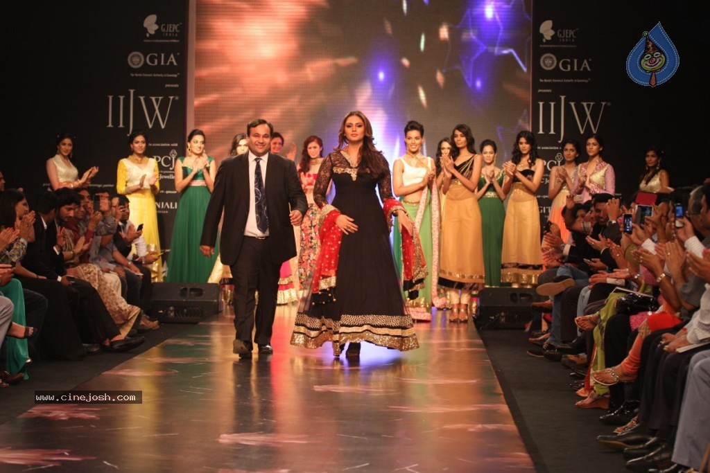 Bolly Celebs Walks the Ramp at IIJW - 122 / 152 photos