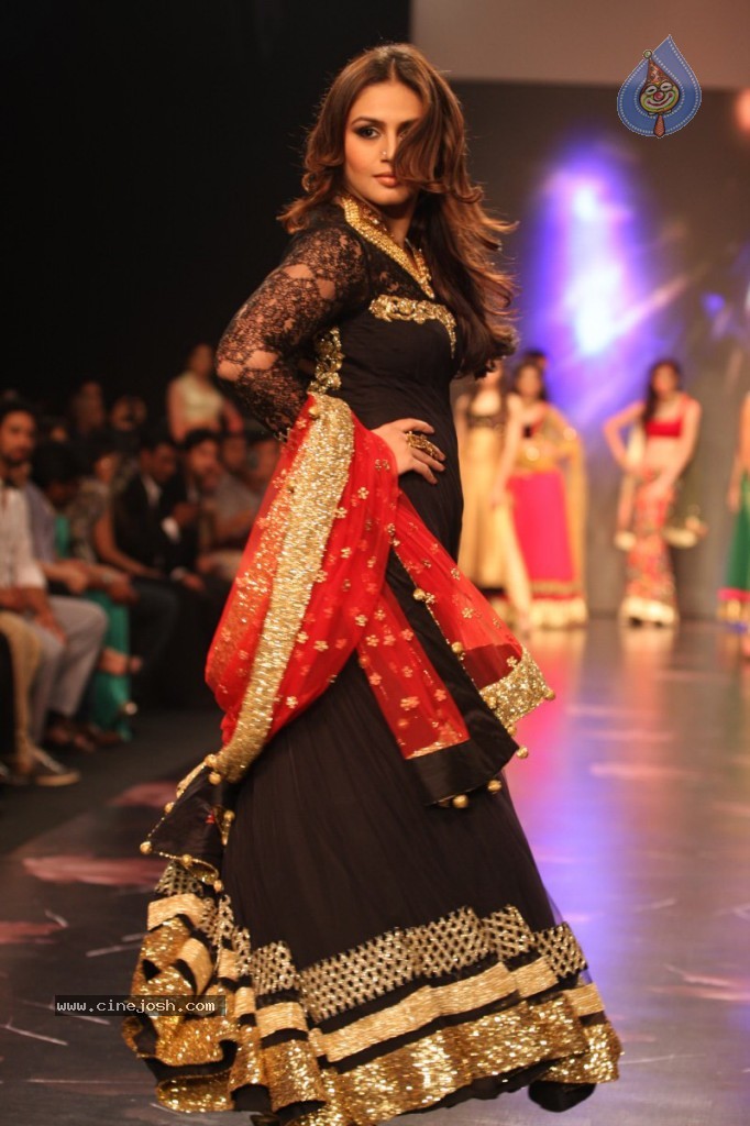 Bolly Celebs Walks the Ramp at IIJW - 124 / 152 photos