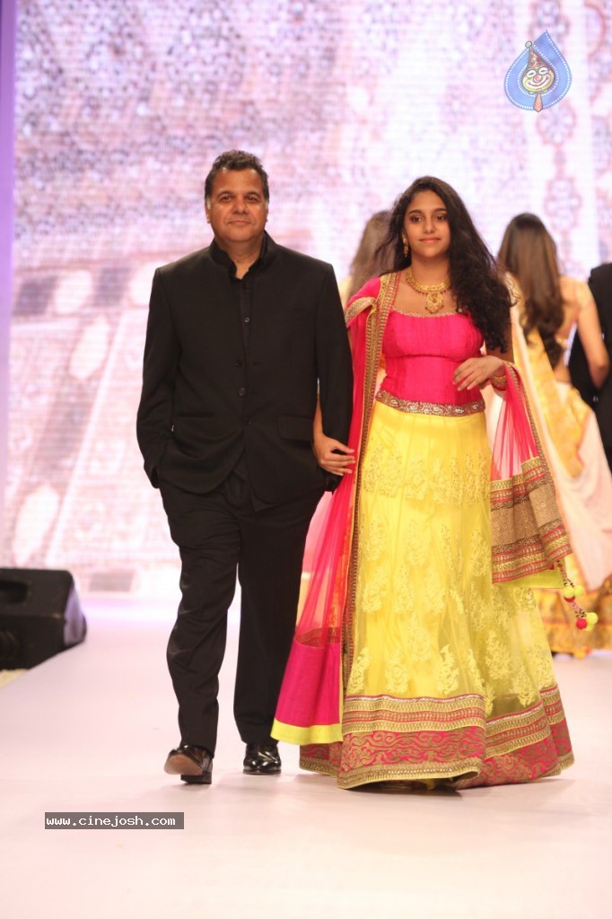 Bolly Celebs Walks the Ramp at IIJW - 126 / 152 photos