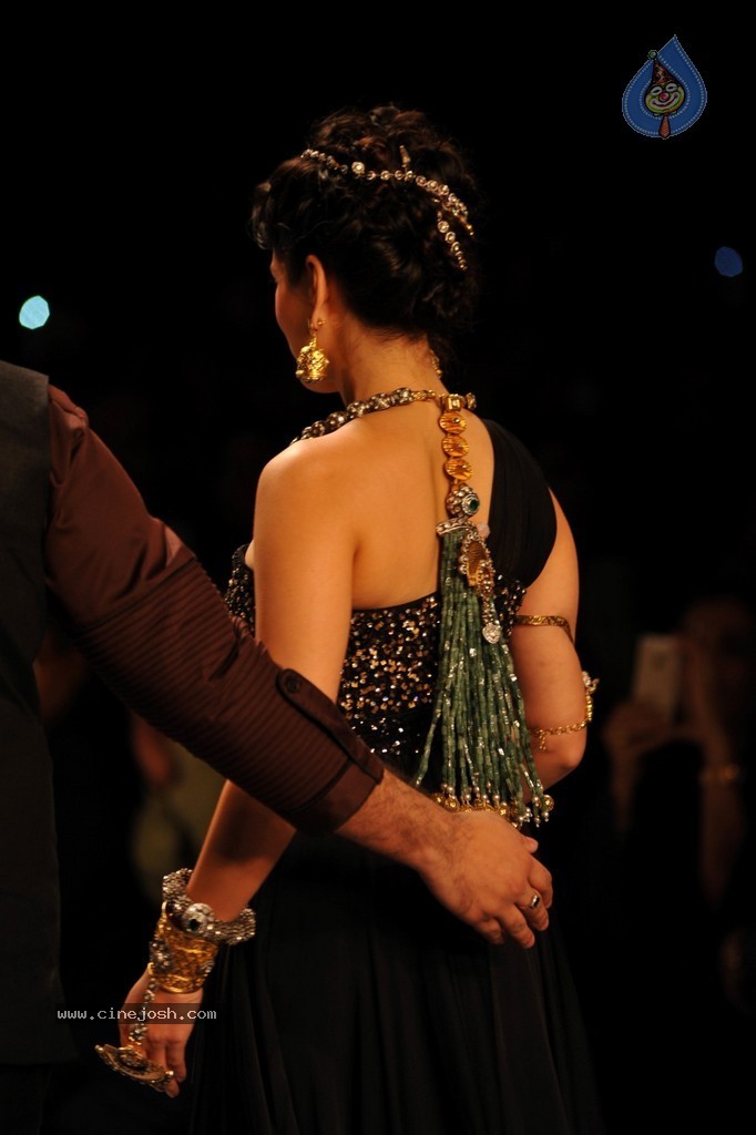 Bolly Celebs Walks the Ramp at IIJW 2014 - 22 / 131 photos