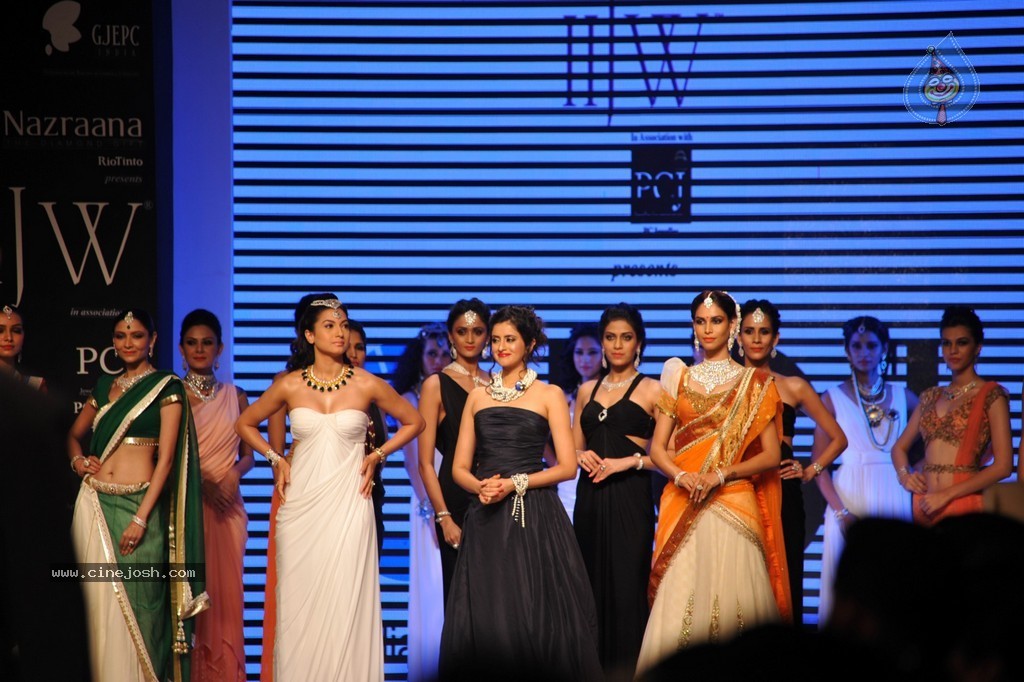 Bolly Celebs Walks the Ramp at IIJW 2014 - 45 / 131 photos