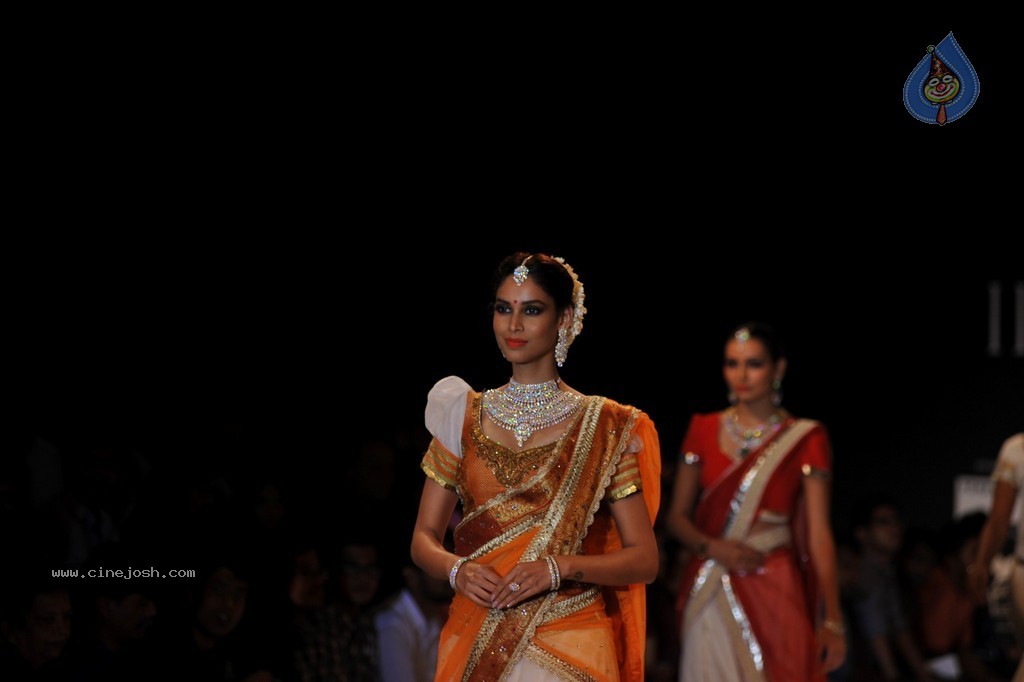 Bolly Celebs Walks the Ramp at IIJW 2014 - 77 / 131 photos