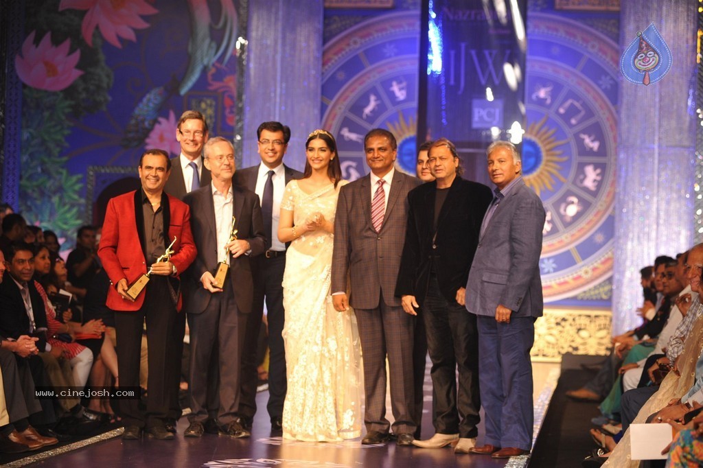 Bolly Celebs Walks the Ramp at IIJW 2014 Grand Finale - 9 / 114 photos