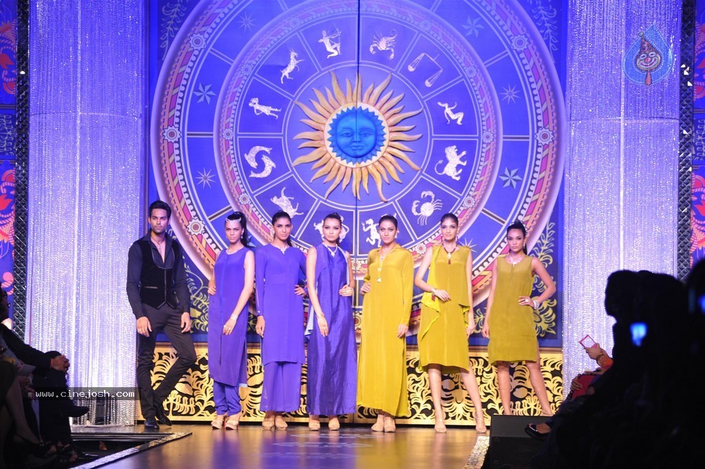 Bolly Celebs Walks the Ramp at IIJW 2014 Grand Finale - 11 / 114 photos
