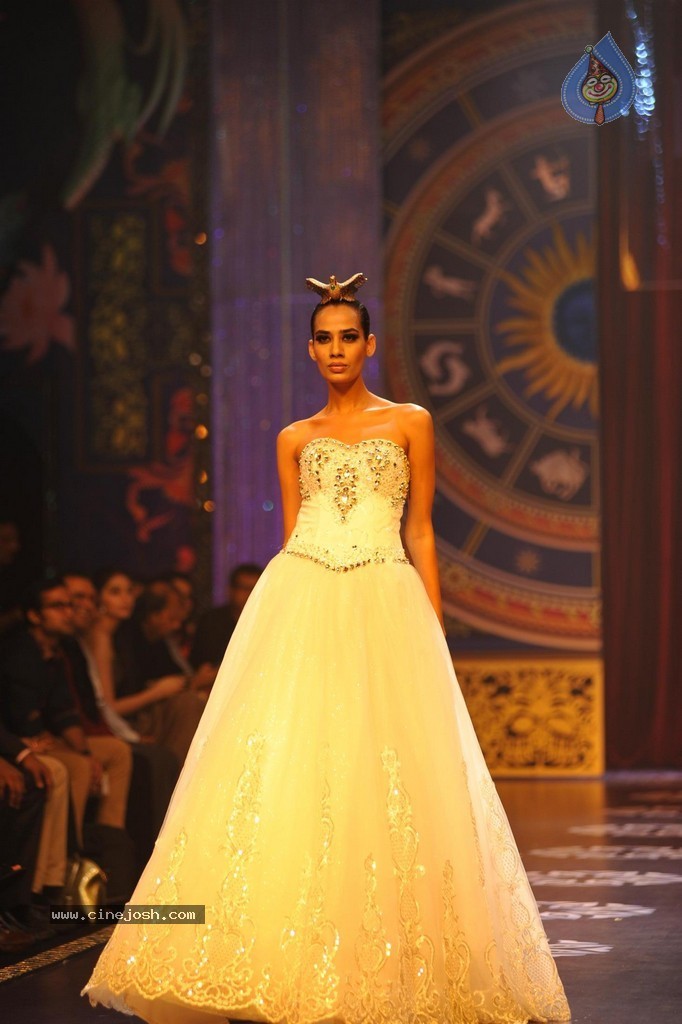 Bolly Celebs Walks the Ramp at IIJW 2014 Grand Finale - 33 / 114 photos