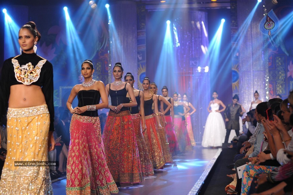 Bolly Celebs Walks the Ramp at IIJW 2014 Grand Finale - 43 / 114 photos