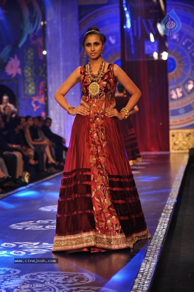 Bolly Celebs Walks the Ramp at IIJW 2014 Grand Finale - 44 / 114 photos