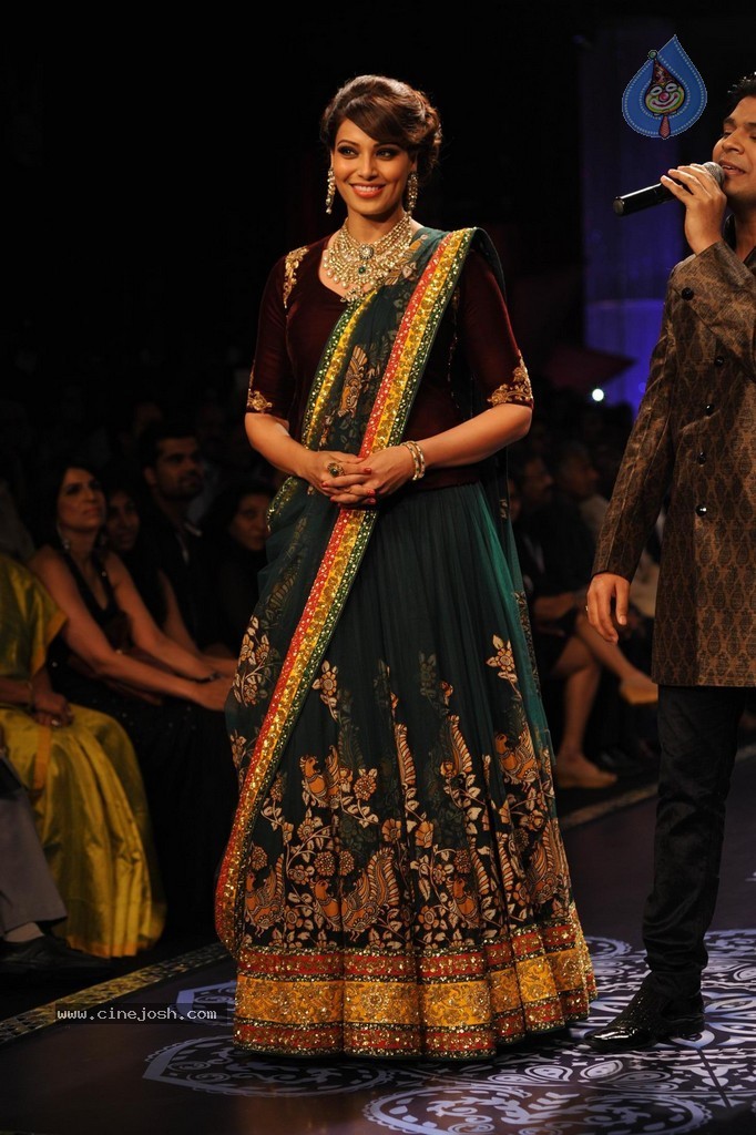 Bolly Celebs Walks the Ramp at IIJW 2014 Grand Finale - 62 / 114 photos