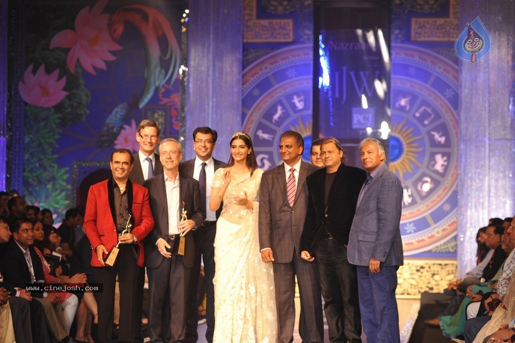 Bolly Celebs Walks the Ramp at IIJW 2014 Grand Finale - 71 / 114 photos