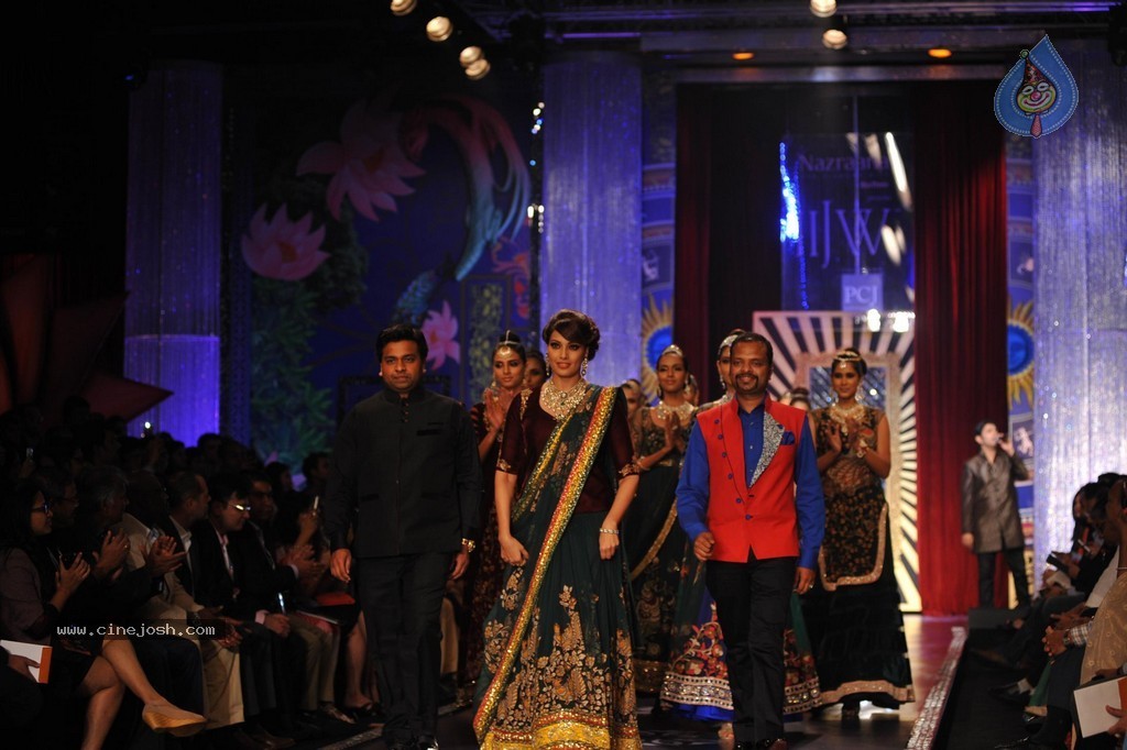 Bolly Celebs Walks the Ramp at IIJW 2014 Grand Finale - 74 / 114 photos