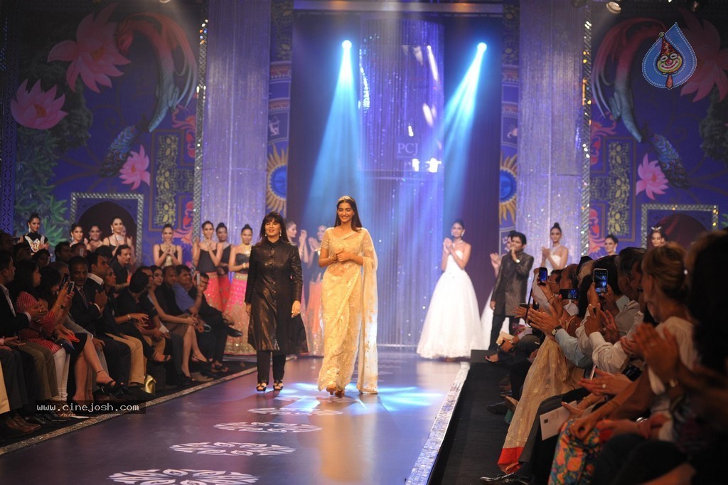 Bolly Celebs Walks the Ramp at IIJW 2014 Grand Finale - 76 / 114 photos