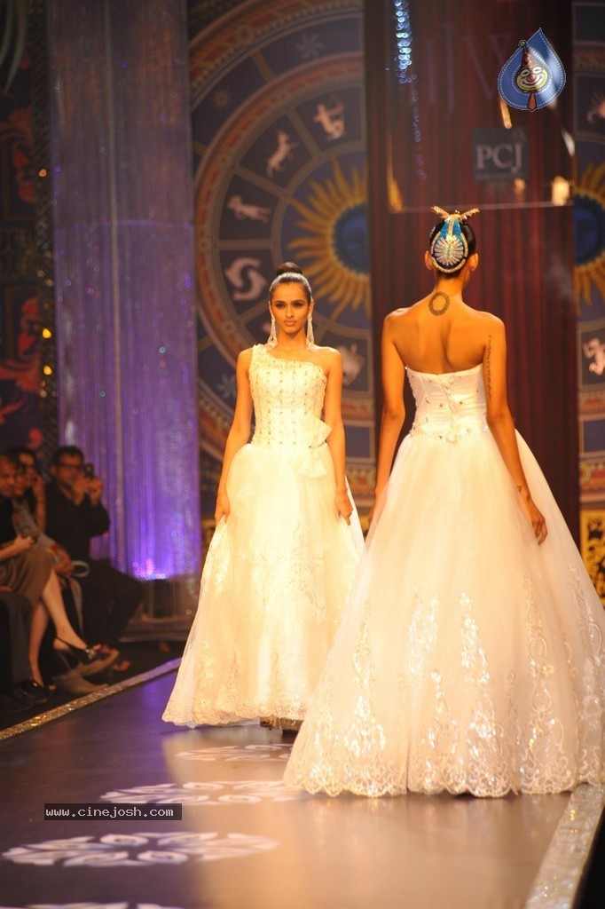 Bolly Celebs Walks the Ramp at IIJW 2014 Grand Finale - 82 / 114 photos