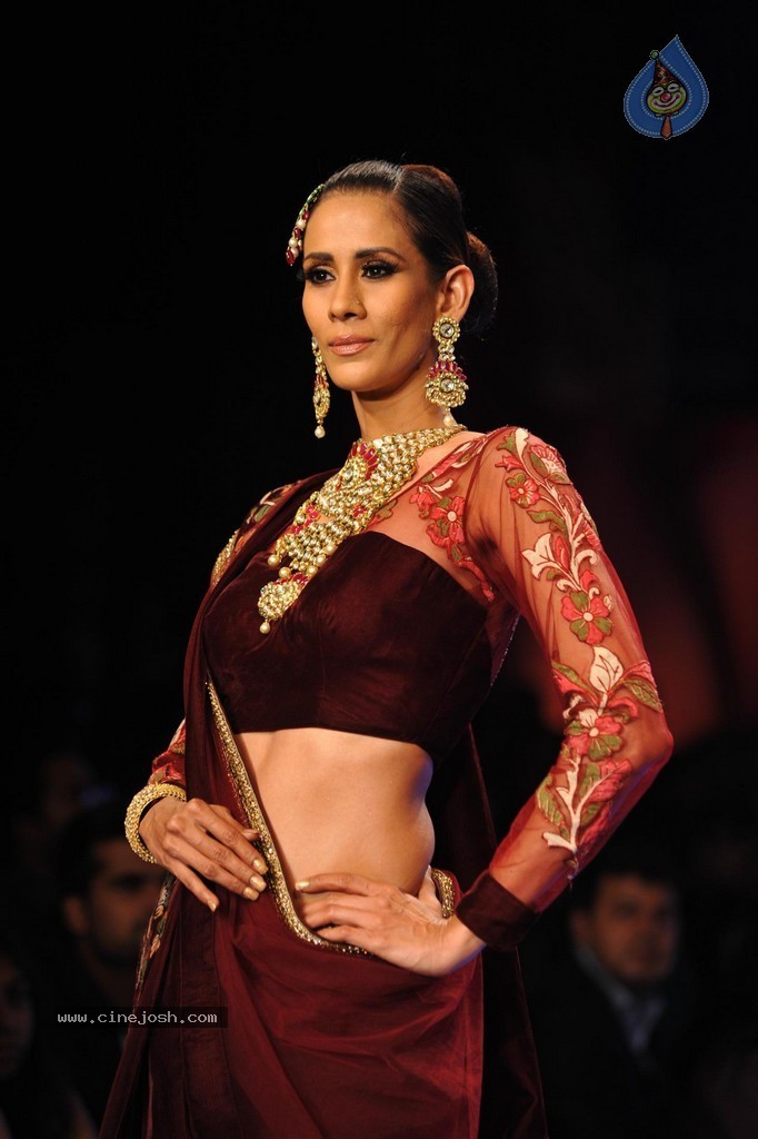 Bolly Celebs Walks the Ramp at IIJW 2014 Grand Finale - 85 / 114 photos