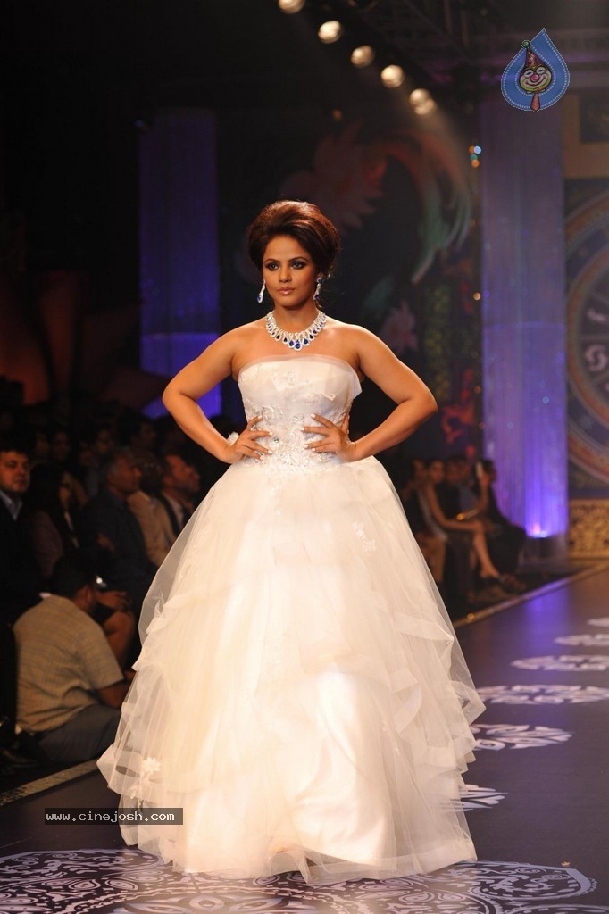 Bolly Celebs Walks the Ramp at IIJW 2014 Grand Finale - 86 / 114 photos