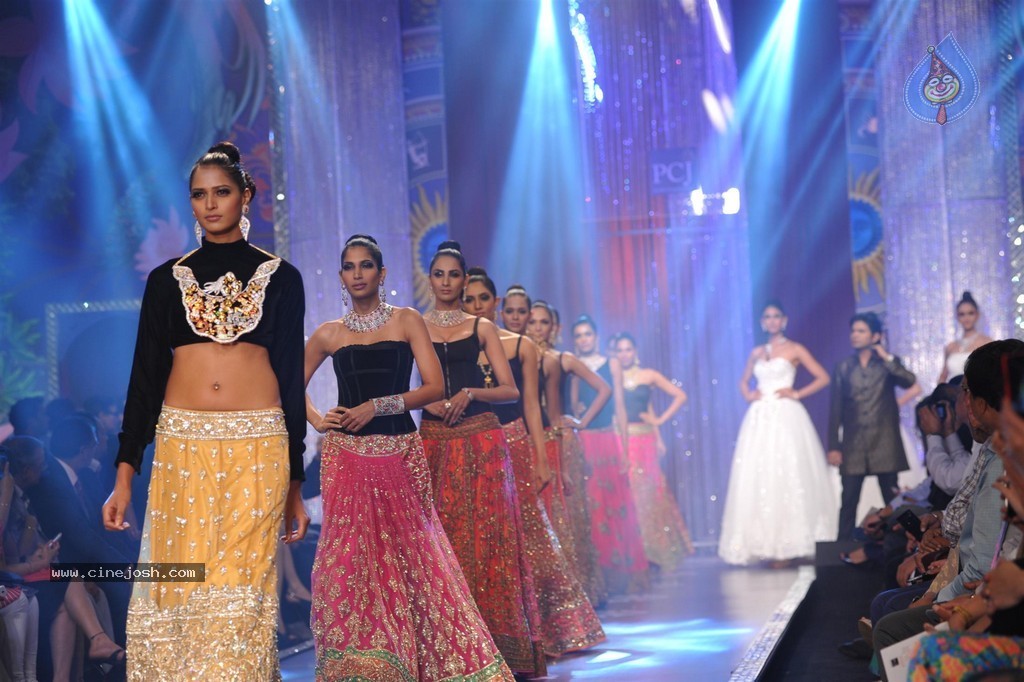 Bolly Celebs Walks the Ramp at IIJW 2014 Grand Finale - 92 / 114 photos