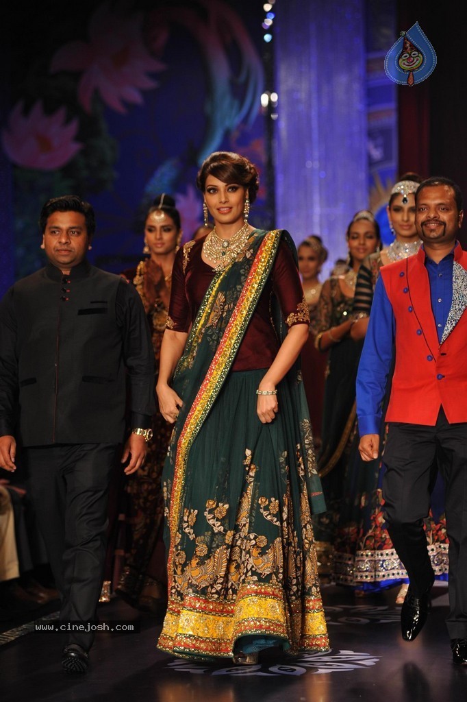 Bolly Celebs Walks the Ramp at IIJW 2014 Grand Finale - 98 / 114 photos