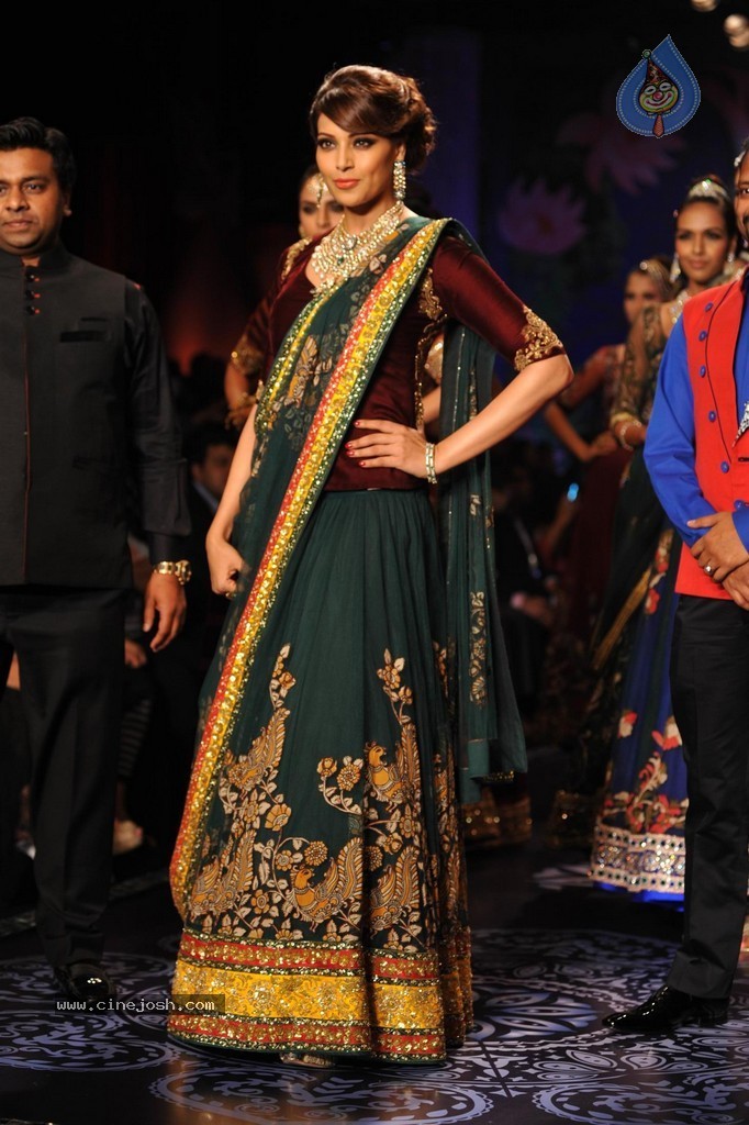 Bolly Celebs Walks the Ramp at IIJW 2014 Grand Finale - 100 / 114 photos