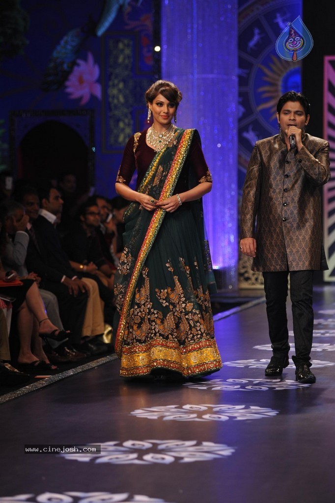 Bolly Celebs Walks the Ramp at IIJW 2014 Grand Finale - 101 / 114 photos