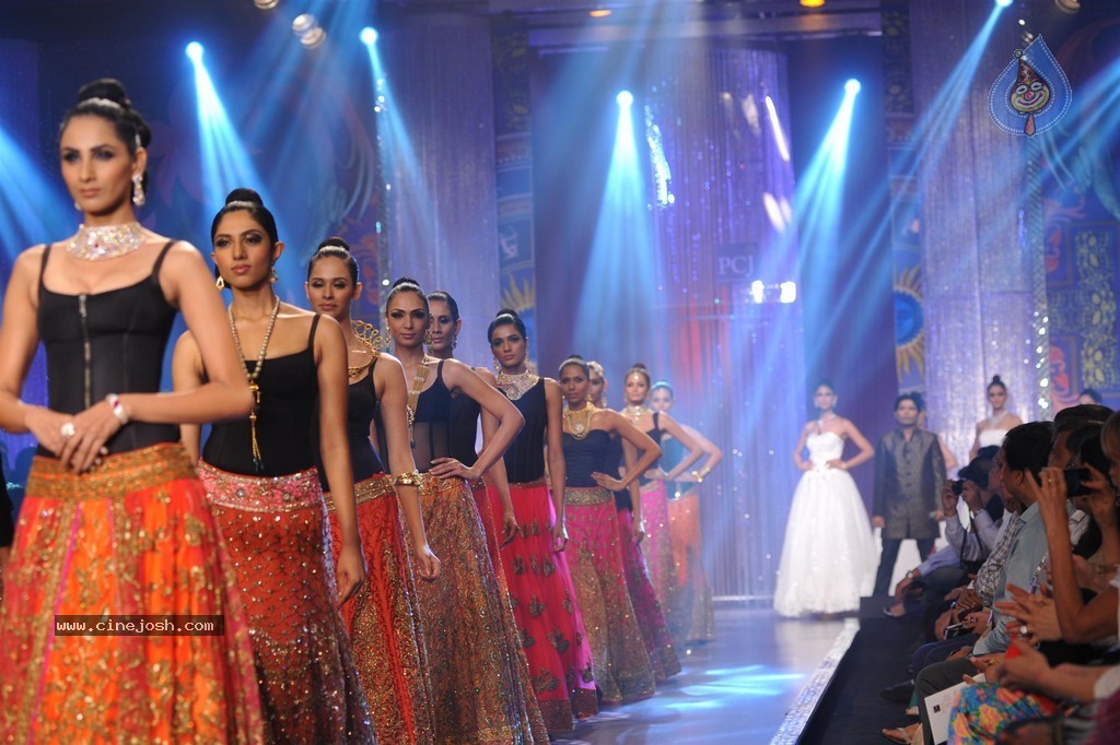 Bolly Celebs Walks the Ramp at IIJW 2014 Grand Finale - 106 / 114 photos