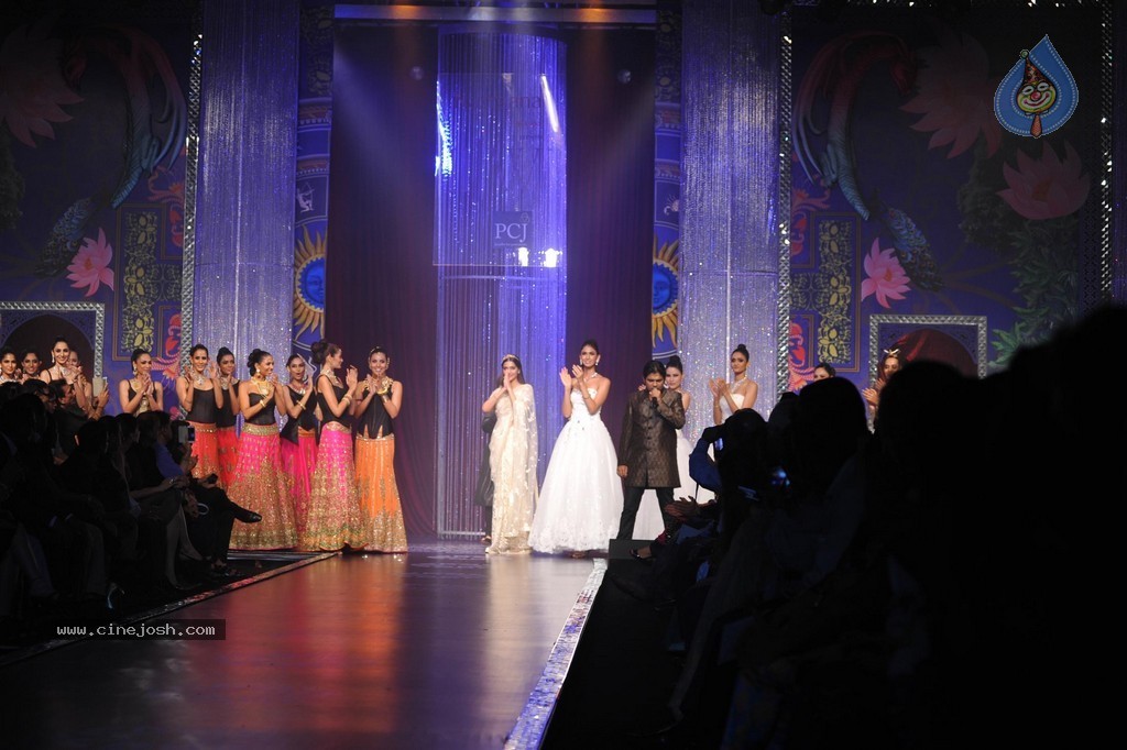 Bolly Celebs Walks the Ramp at IIJW 2014 Grand Finale - 109 / 114 photos