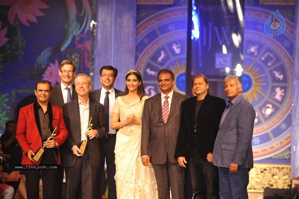 Bolly Celebs Walks the Ramp at IIJW 2014 Grand Finale - 113 / 114 photos